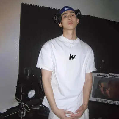 Unisex White T-Shirt With W Logo Casual